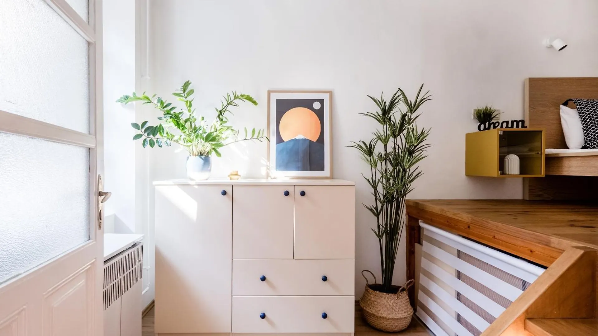 Artistic Apartment In City Centre Boedapest