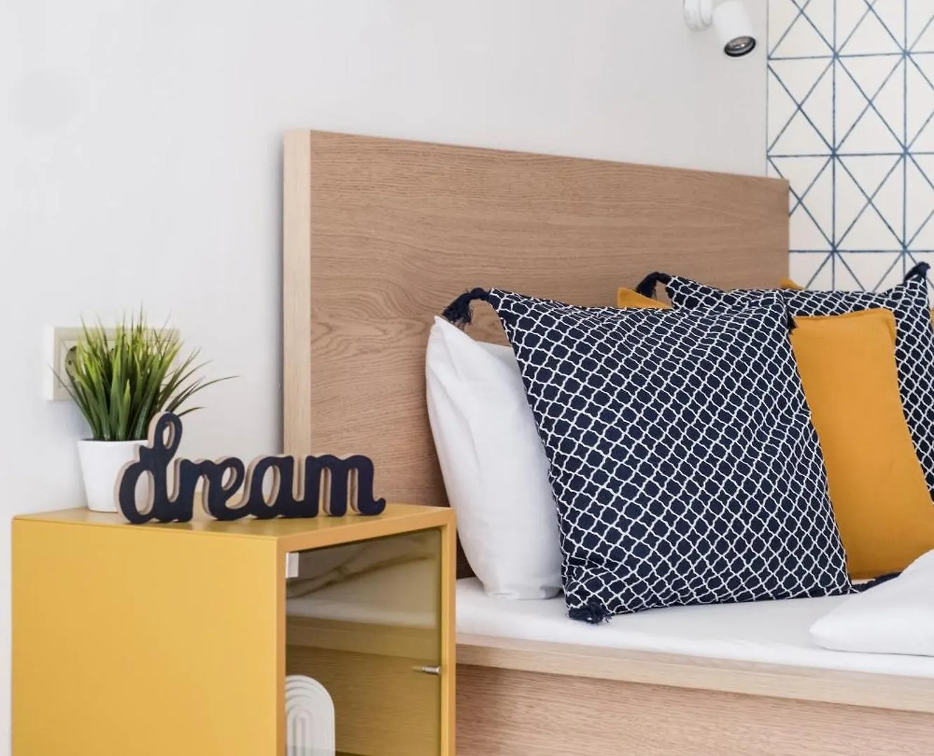 Artistic Apartment In City Centre Boedapest