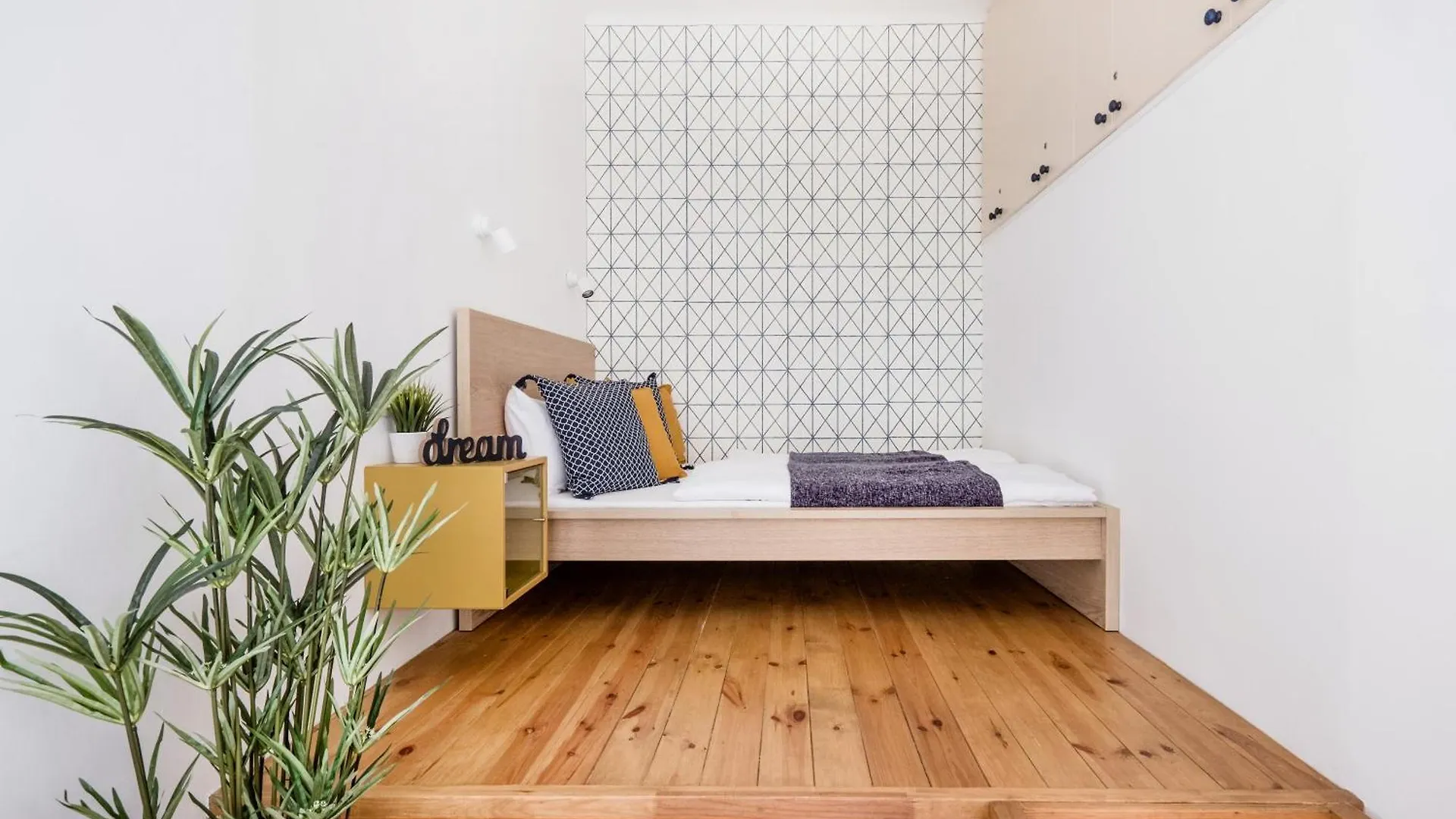 Artistic Apartment In City Centre Boedapest